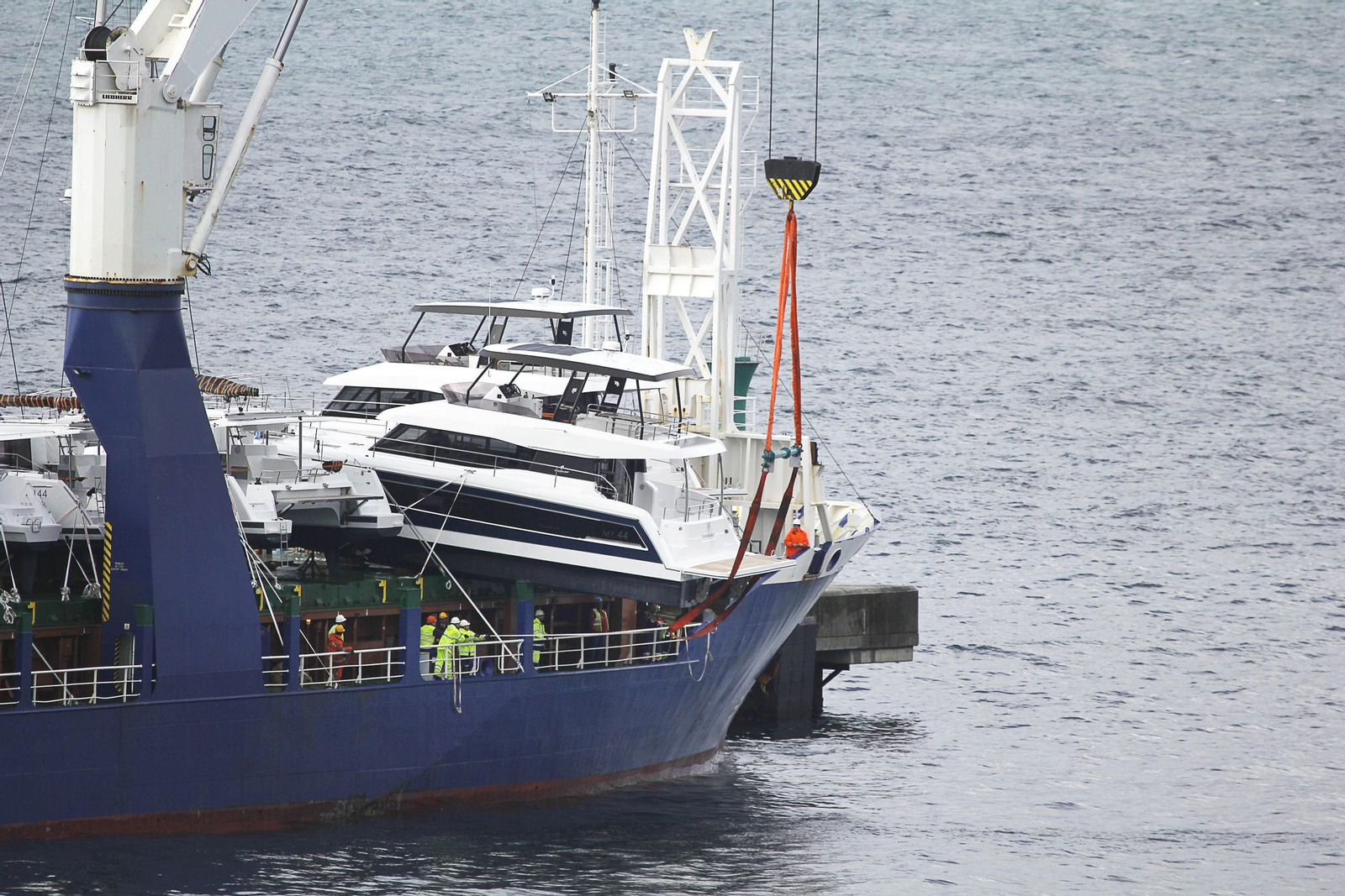 Atraca un barco cargado de yates y con problemas en la estiba