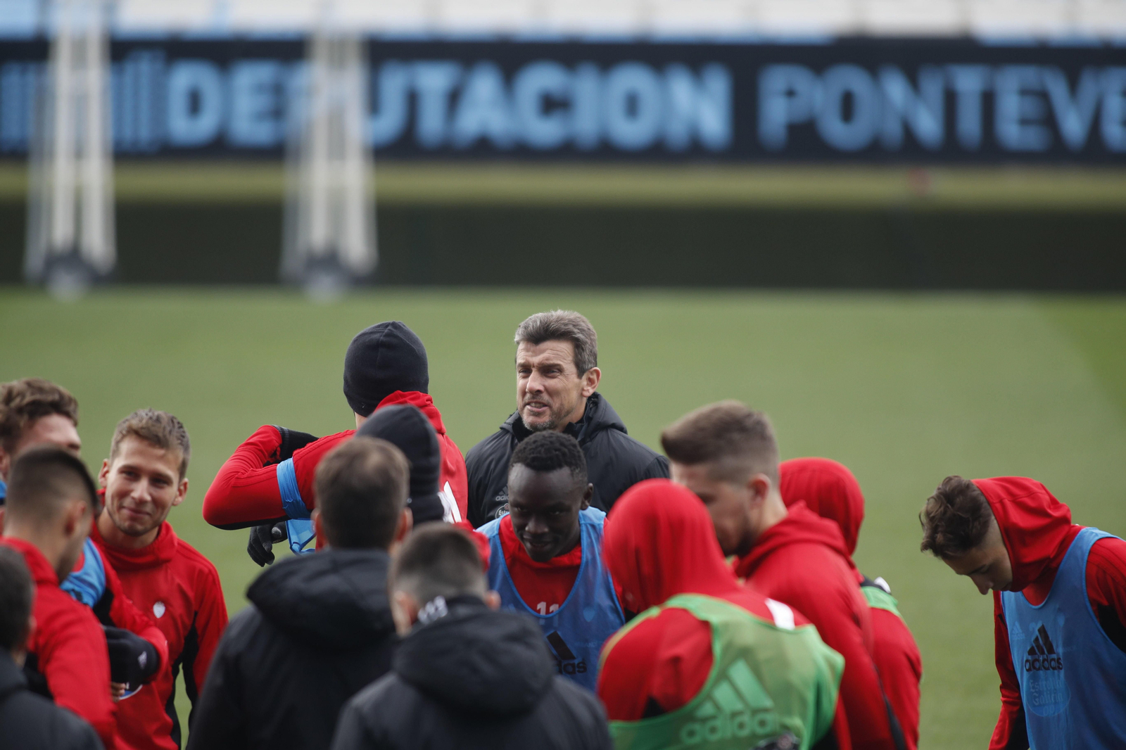 Unzué, junto a sus jugadores en el entrenamiento matinal de ayer en el estadio de Balaídos.