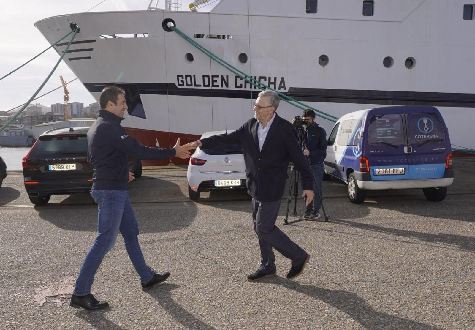 El conselleiro de Mar, saludando en Vigo a Javier Touza, ayer.