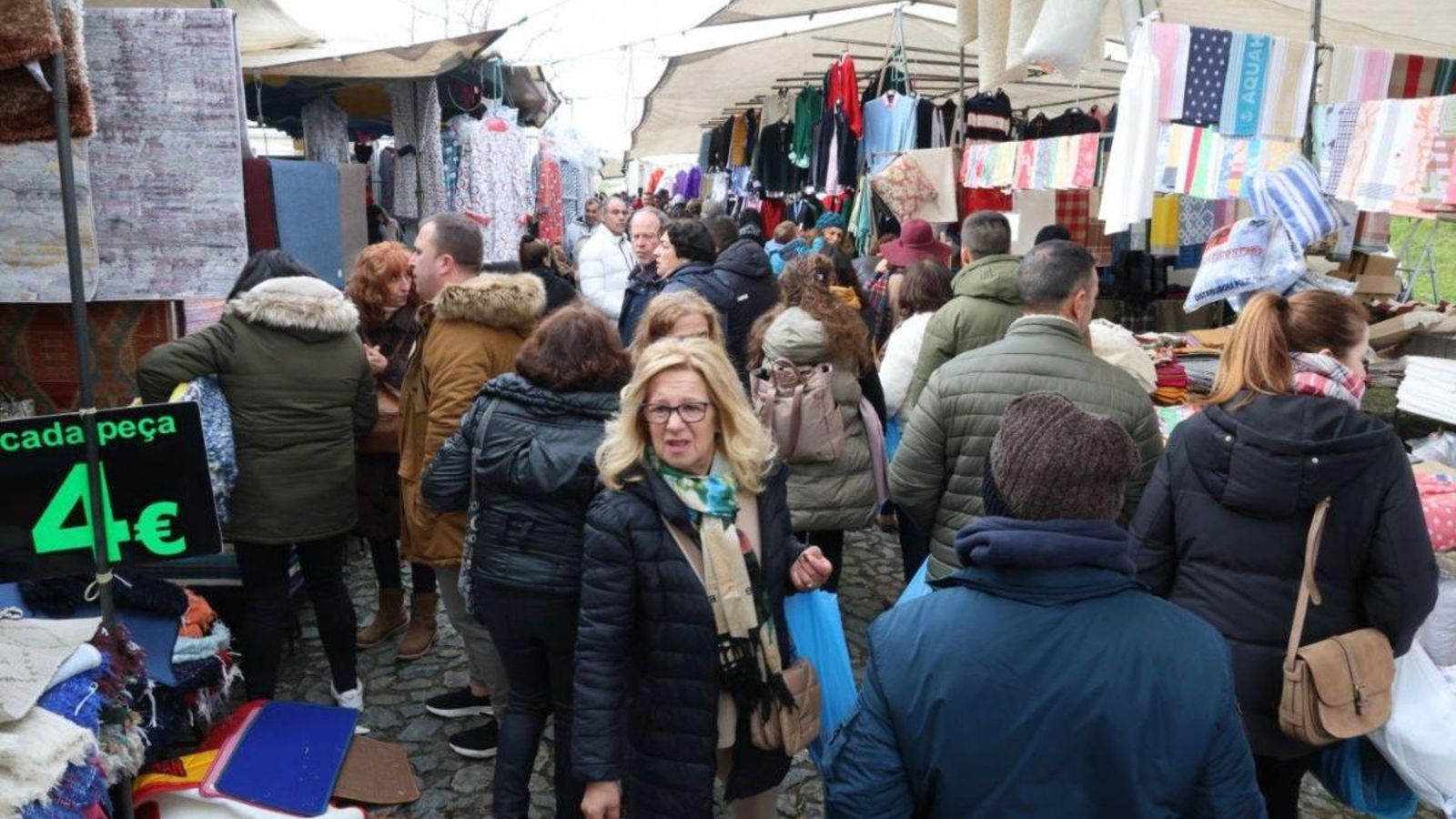 Así estaba la popular “feira” de Valença, con miles de personas.