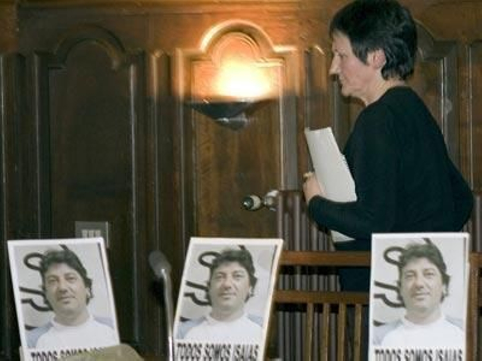 La alcaldesa de Arrasate, Inocencia Galparsoro, pasa ante las fotos del socialista asesinado, Isaías Carrasco.