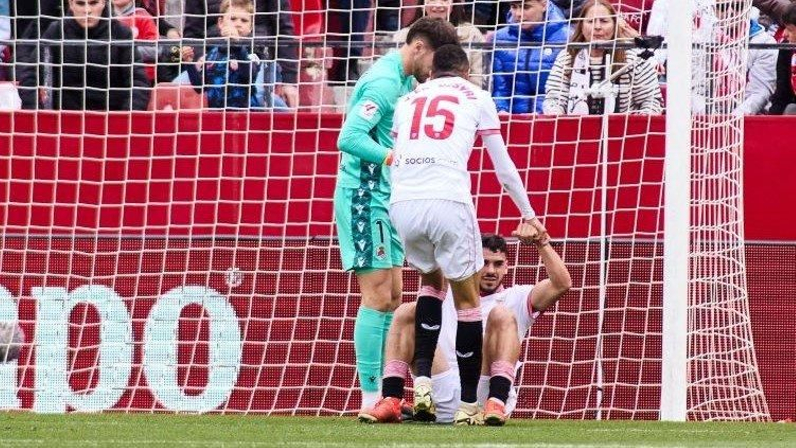 En-Nesyri levanta al canterano Isaac Romero del césped.