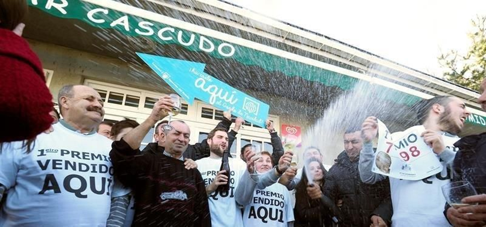 Clientes del Bar Cascudo, ubicado en la parroquia vilalbesa de San Juan, que ha vendido 55 series del número 71.198, agraciado con el premio Gordo