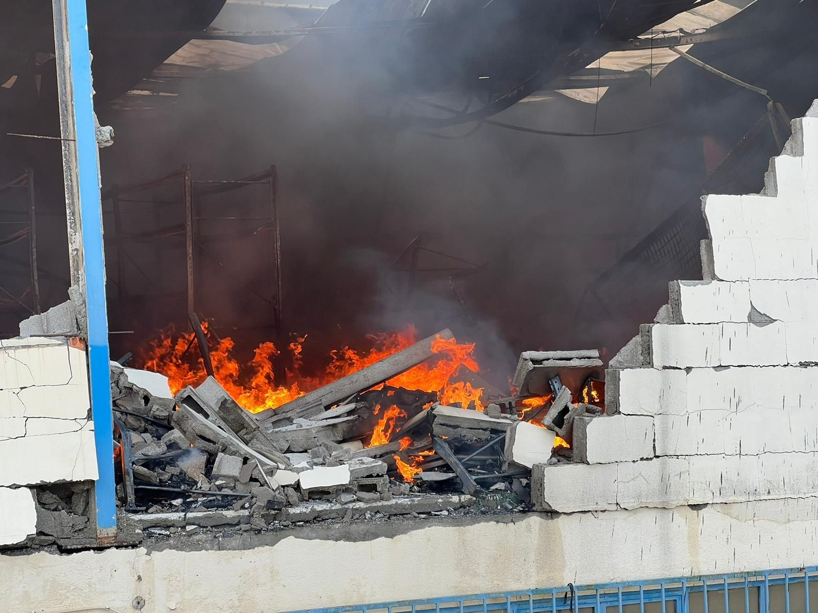 El incendio arrasó totalmente  la nave de Distribuciones Pako en tan solo dos horas.