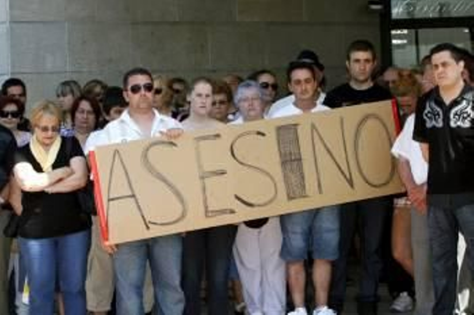 Familiares, amigos y vecinos de iria Bouza, concentrados ante el Ayuntamiento de Narón. (Foto: KIKO DELGADO)