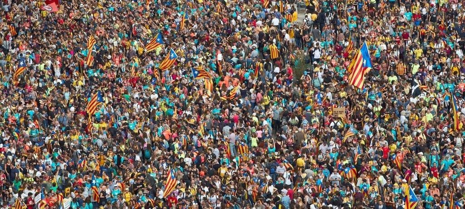 Miles de personas participan en la manifestación en contra de la sentencia del 'procés',