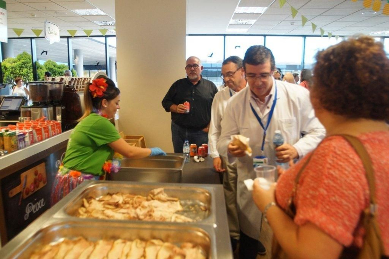 Fiesta hawaiana en el hospital Alvaro Cunqueiro Foto  Vicente Alonso 21