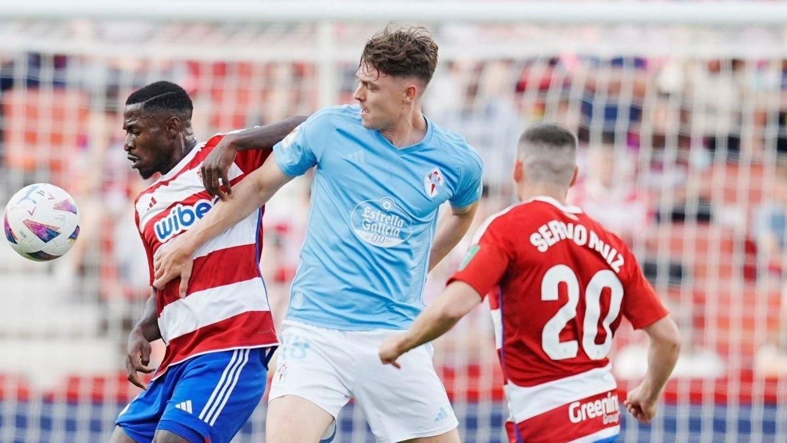 Jorgen Strand Larsen disputa un balón en el Granada-Celta de la pasada temporada.