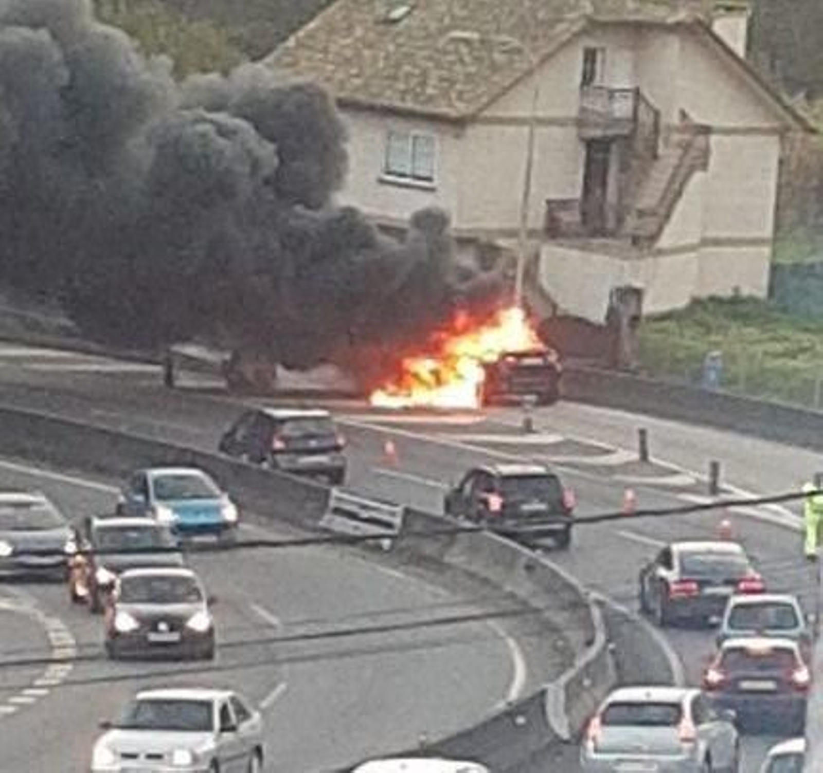 Imagen del vehículo en llamas ayer en la autovía.