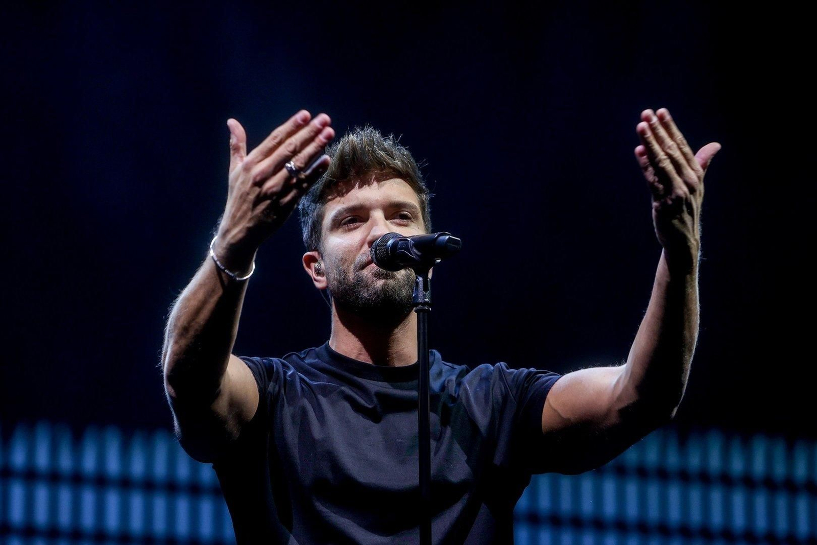 El cantante Pablo Alborán durante una actuación en el Wizinkcenter, a 22 de noviembre de 2023. // EP