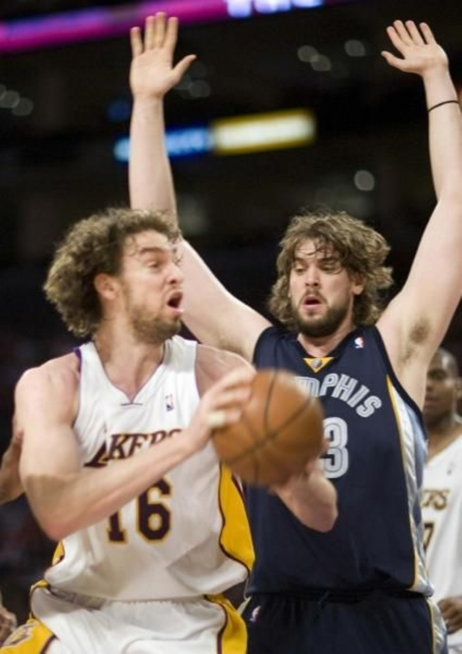 Pau intenta zafarse del marcaje de su hermano Mark. (Foto: Armando Arorizo)