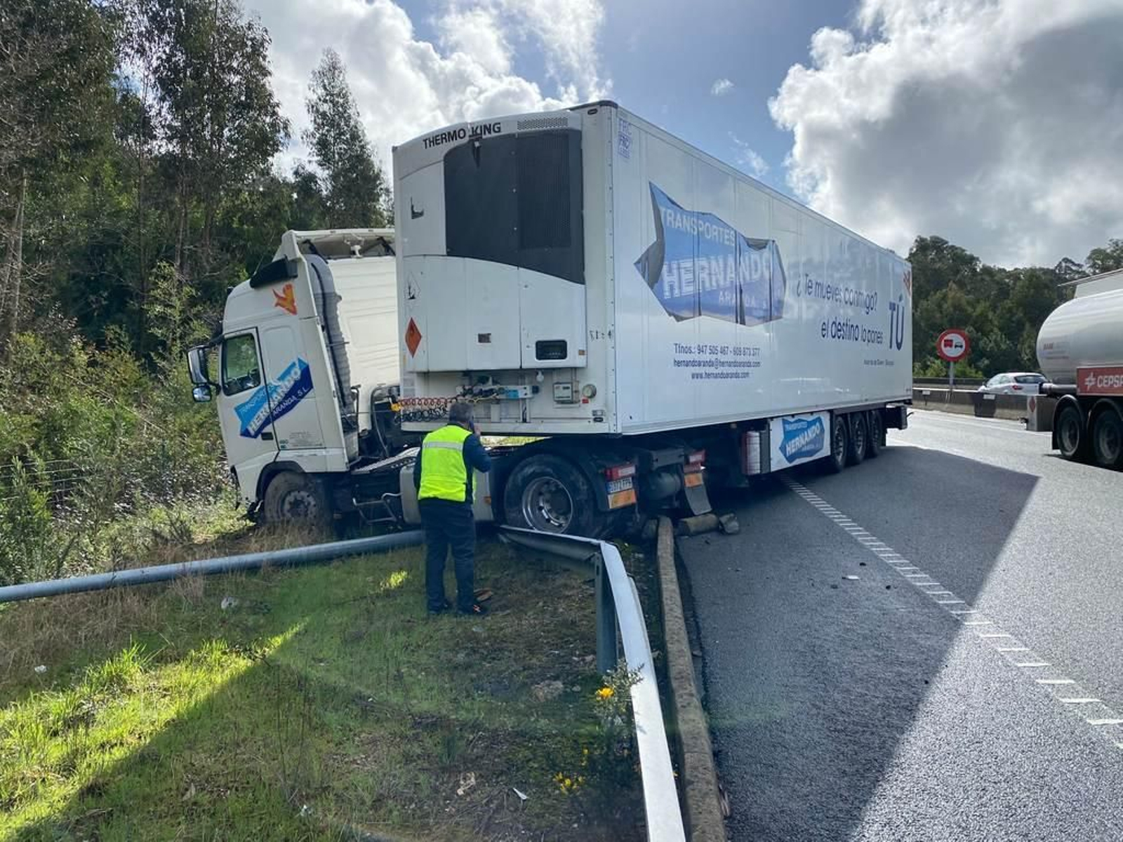 Un camión provoca retenciones en A Madroa _ Alberte 12