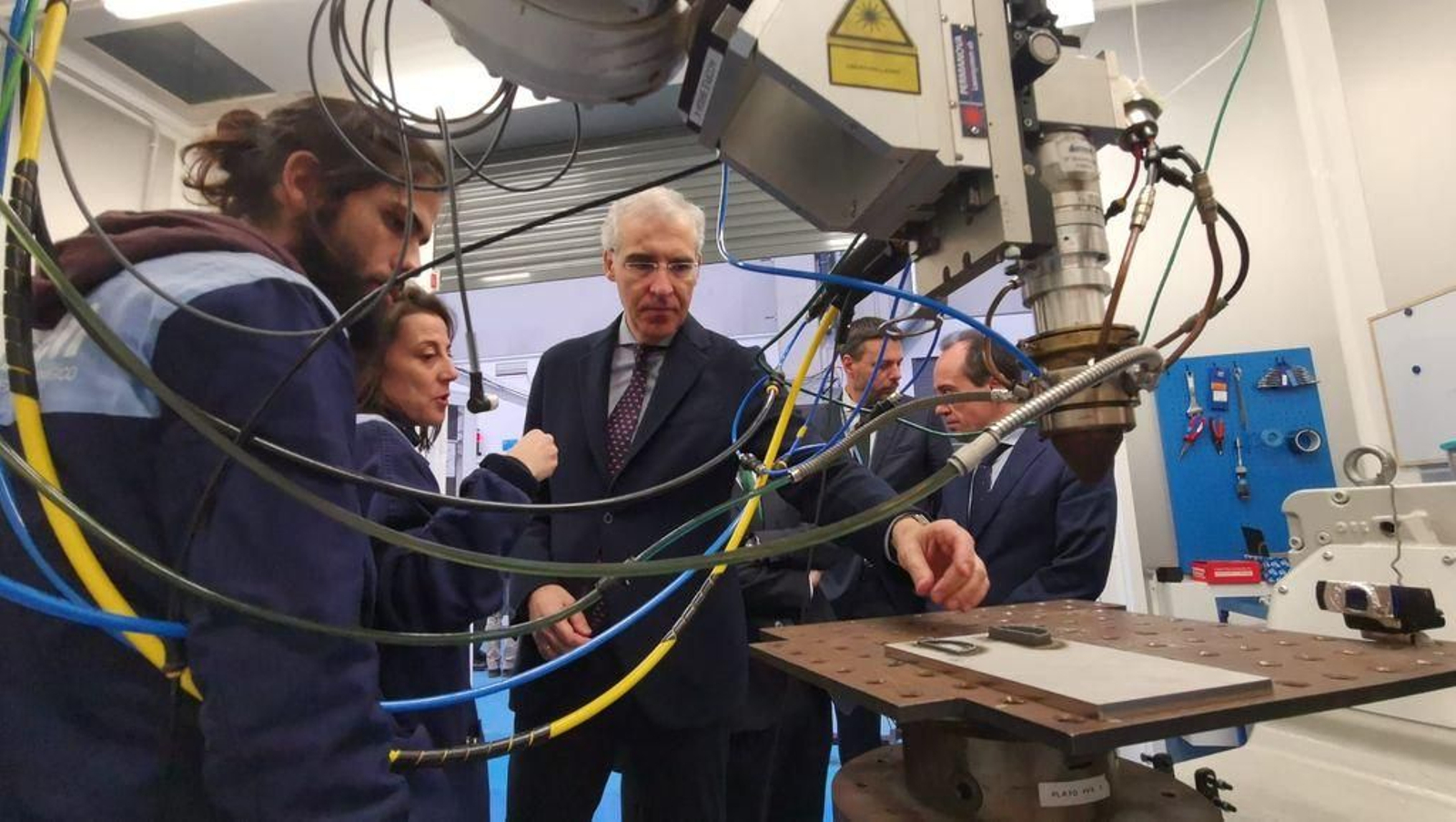 El conselleiro, visitando ayer el Centro Láser de Aimen.