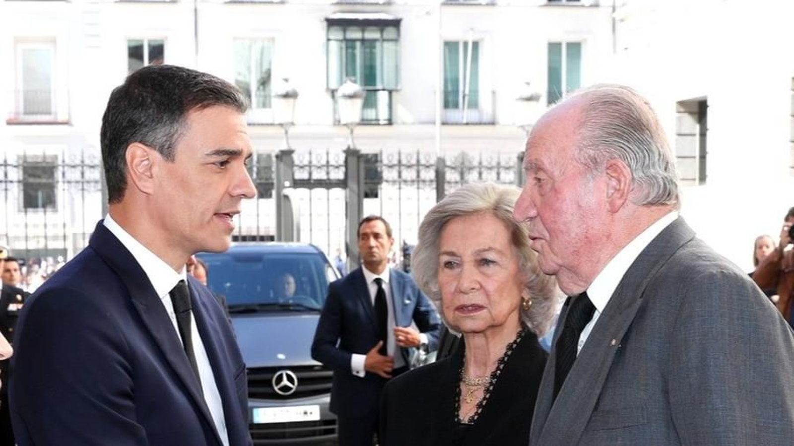 Sus Majestades los Reyes Don Juan Carlos y Doña Sofía son recibidos por el presidente del Gobierno, Pedro Sánchez