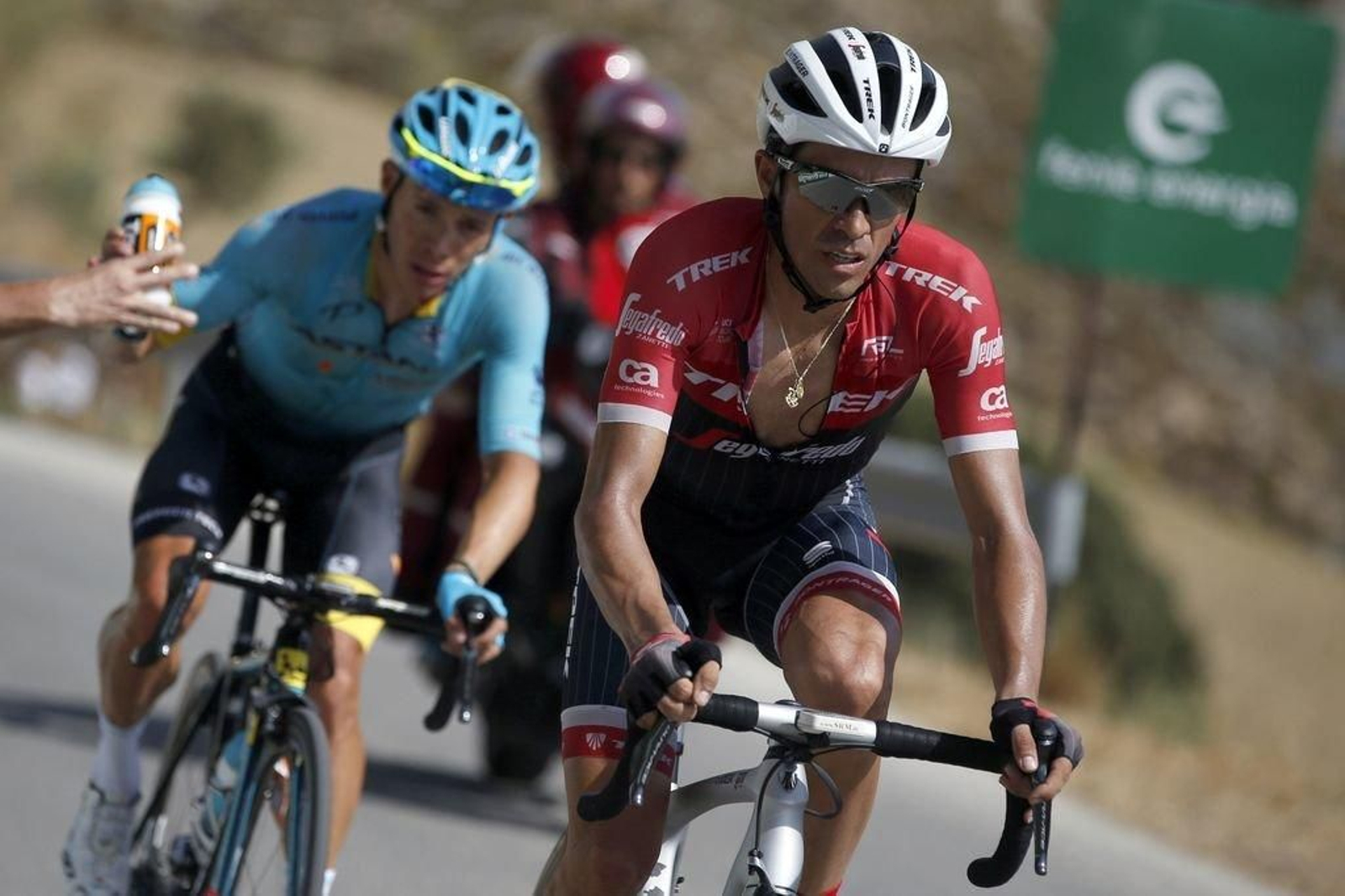 El colombiano Miguel Ángel López y Alberto Contador, durante el ataque que lanzaron ayer.