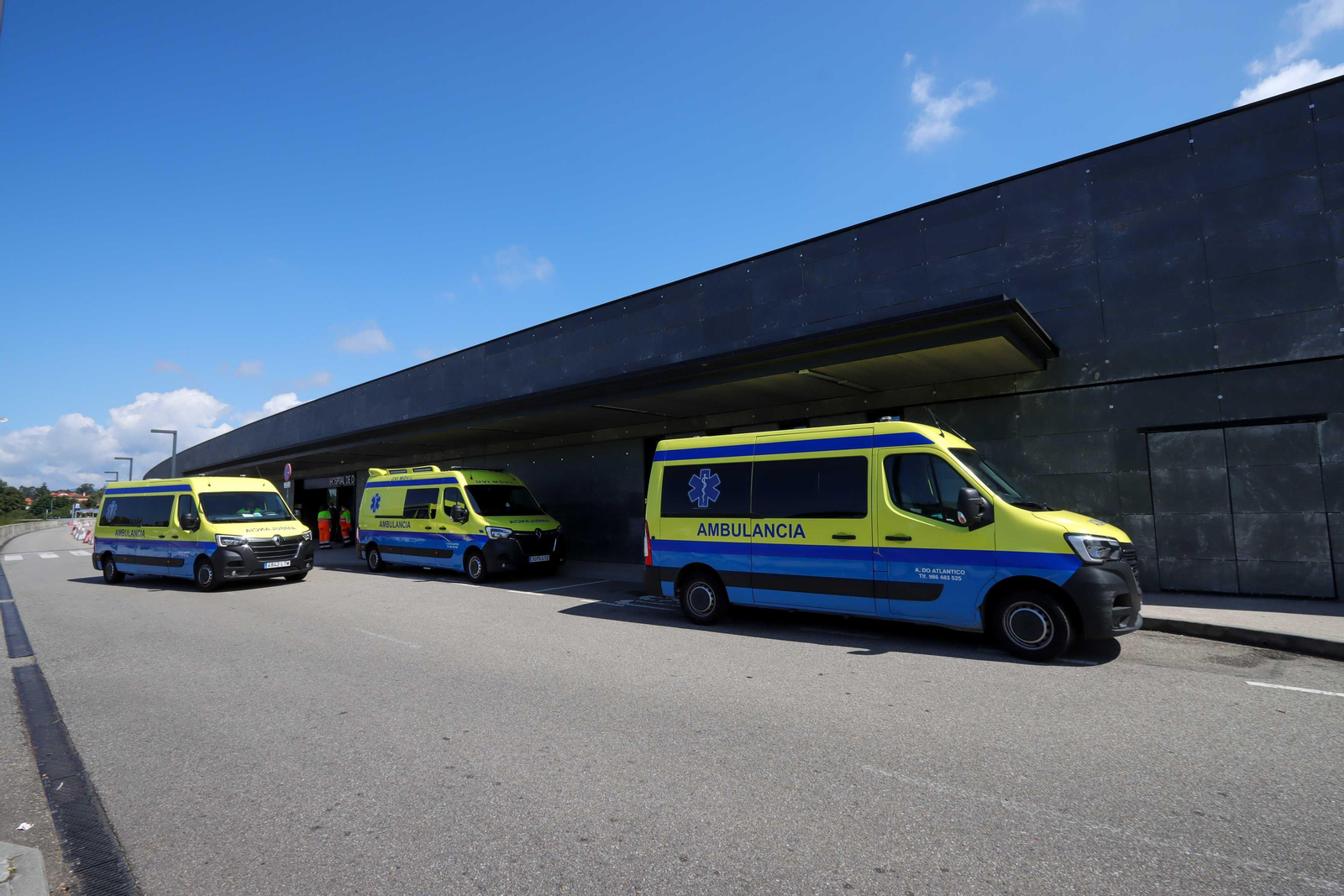 Ambulancias junto al Cunqueiro // Archivo // J. Santomé