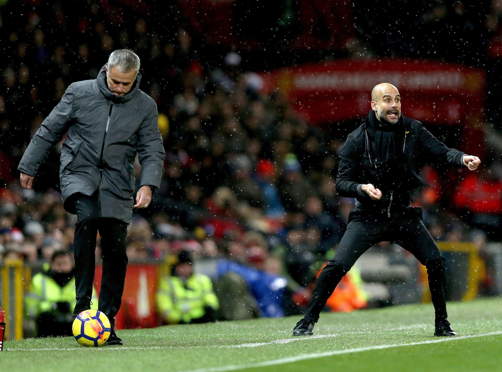 Jose Mourinho y Pep Guardiola, en la banda durante el partido de la tarde de ayer en Old Trafford.