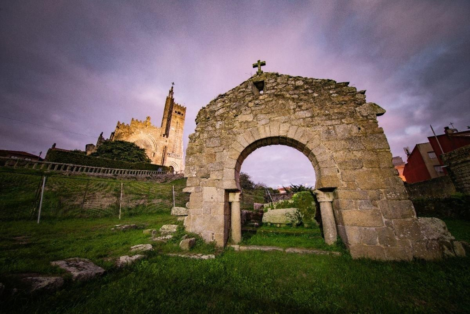 El Arco Visigótico, con el Templo Votivo detrás.