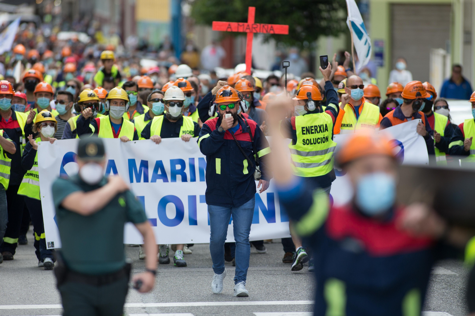 Trabajadores de Alcoa caminan por la calle