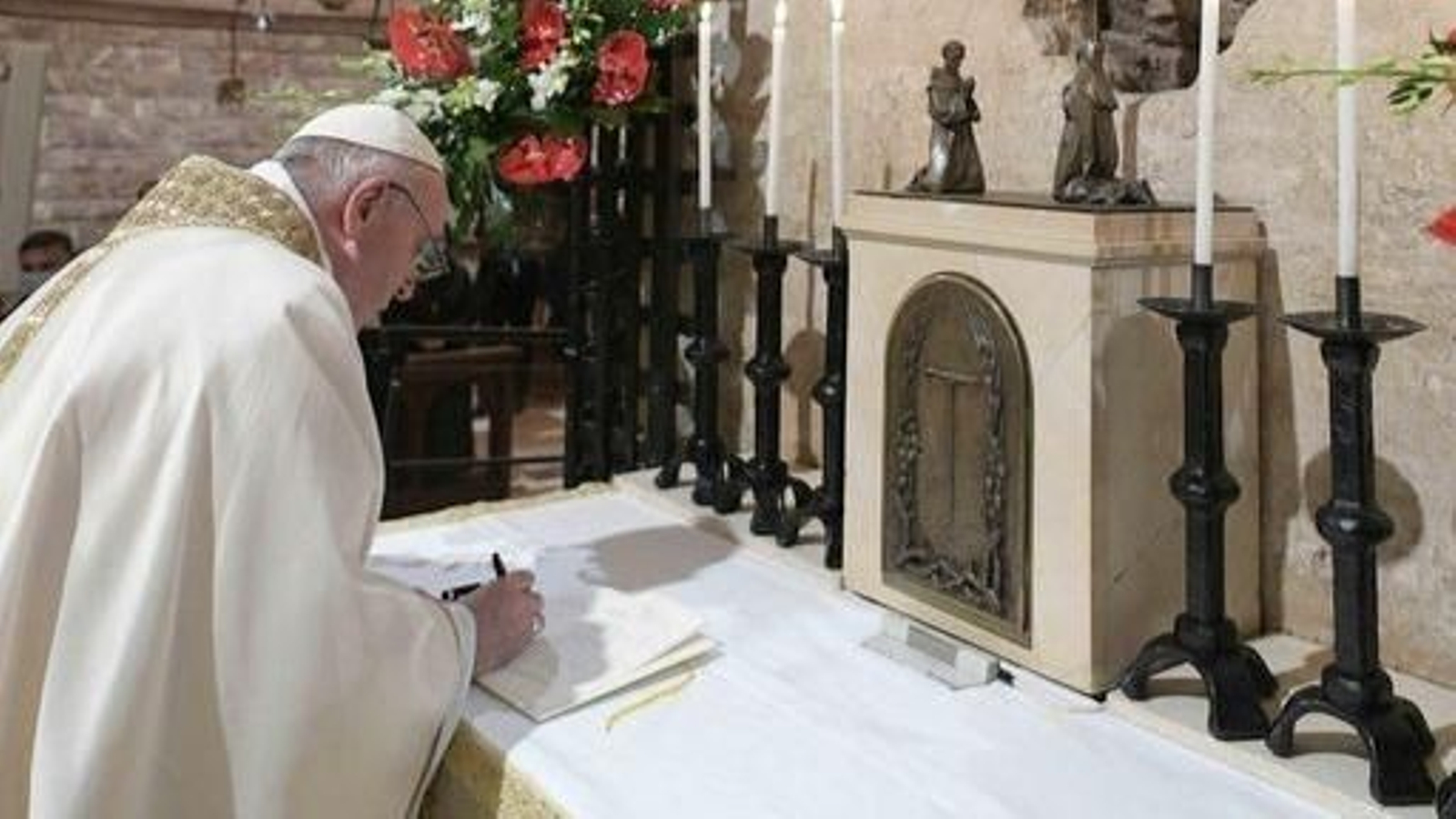 El papa Francisco firma la tercera de sus encíclicas en Asís.
