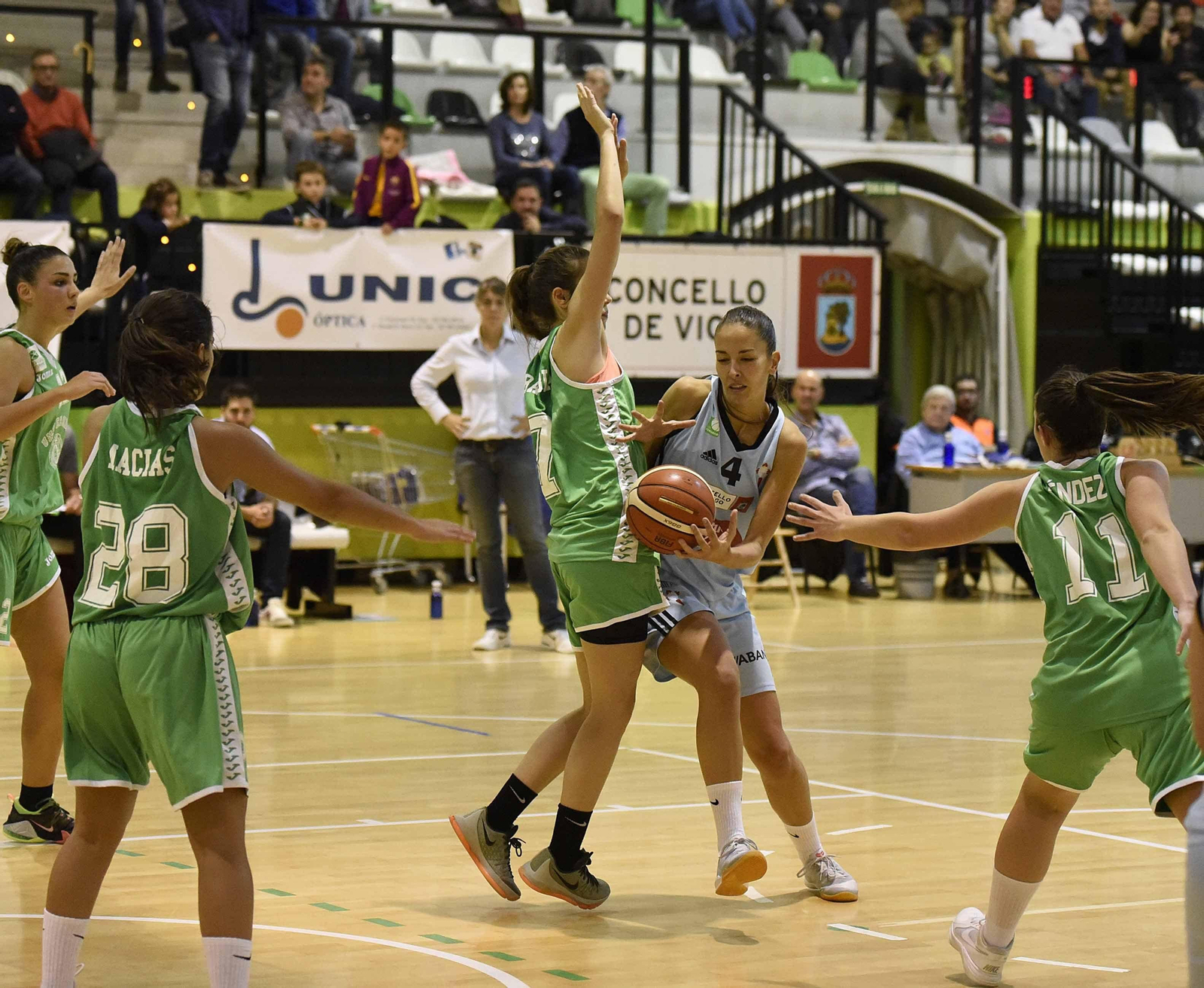 Cristina Loureiro trata de superar a una rival en un partido de esta temporada en Navia.