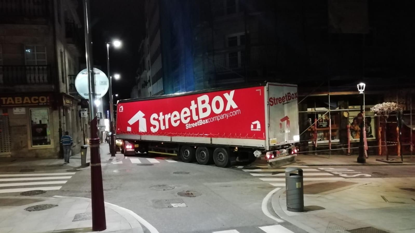 Un gran trailer queda atascado en Hernán Cortés