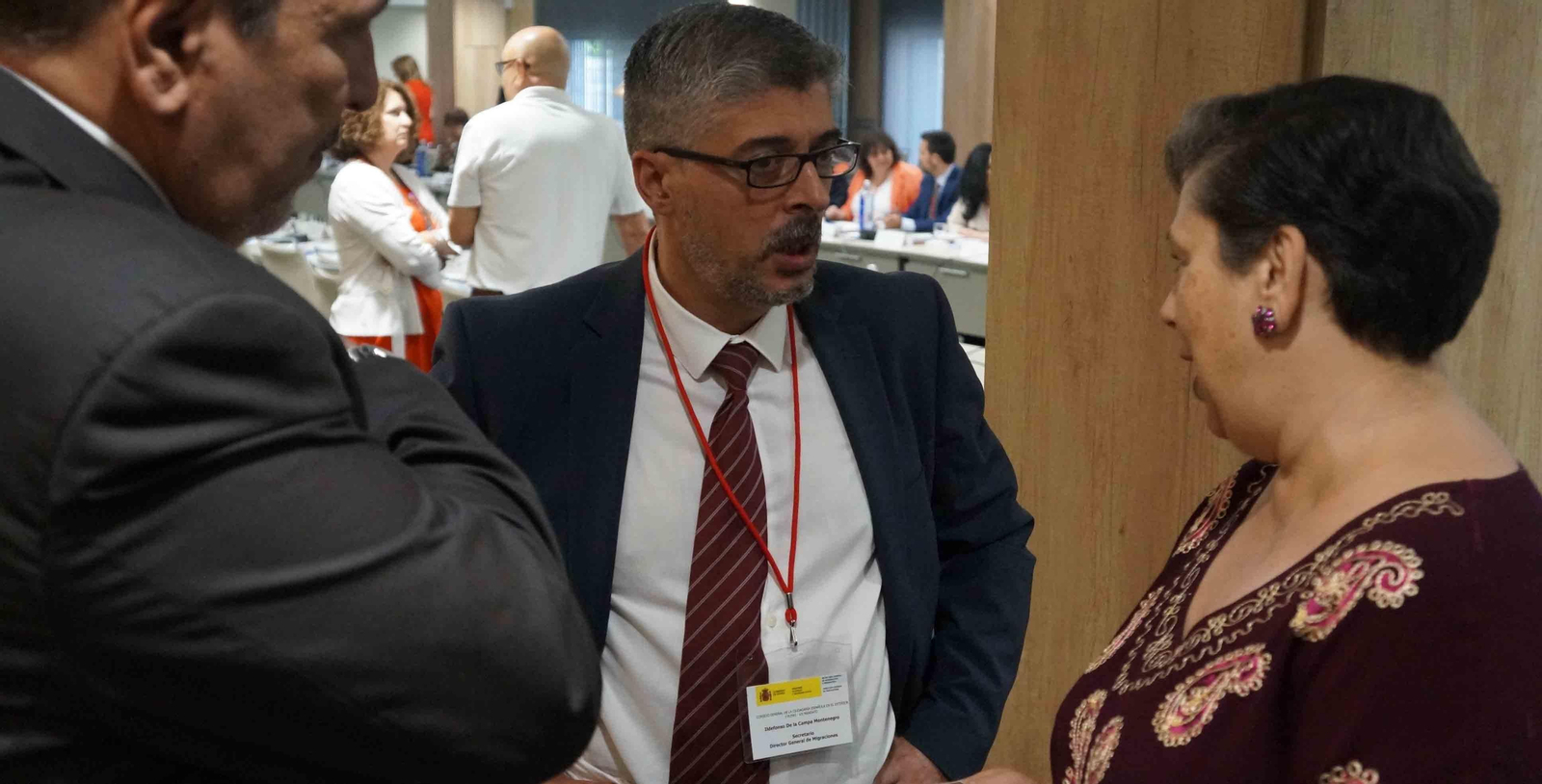 Rosa Dominguez de Posada departiendo con el director general de Emigración, Ildefonso de la Campa