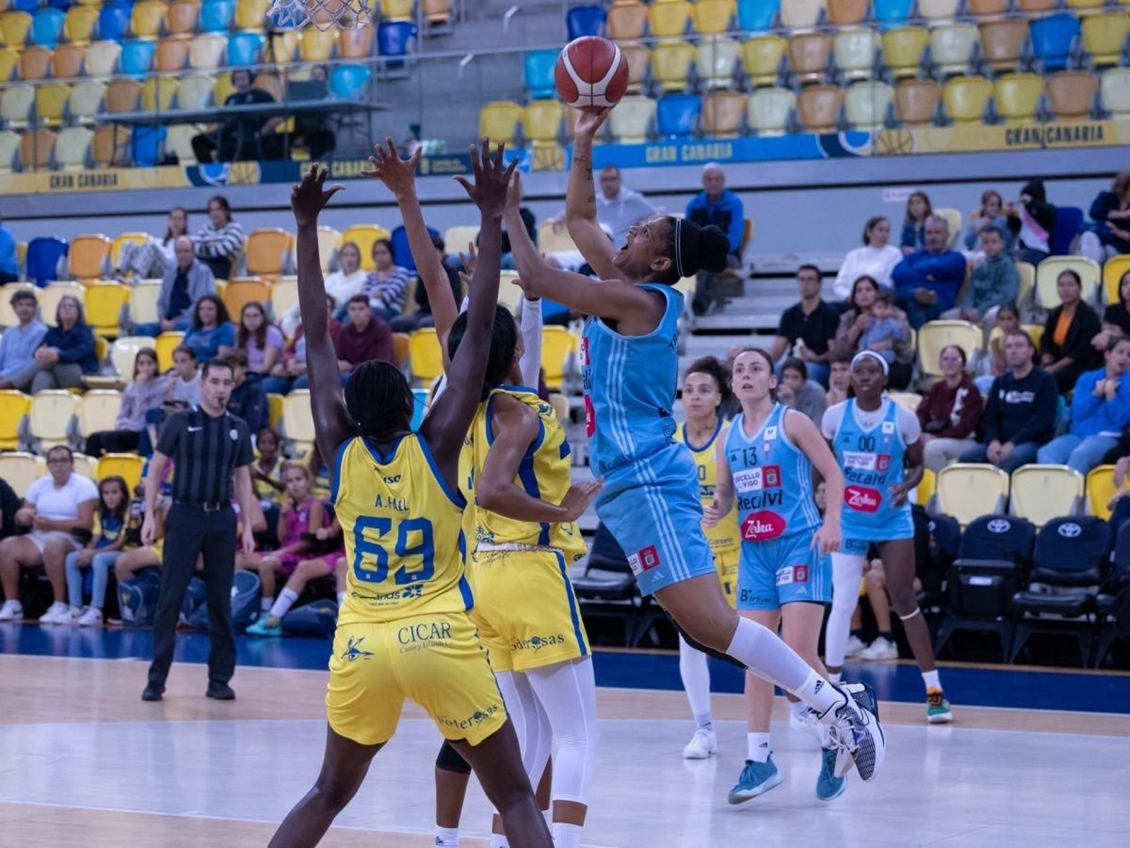 Trahan-Davis entra a canasta en el partido contra el Gran Canaria.