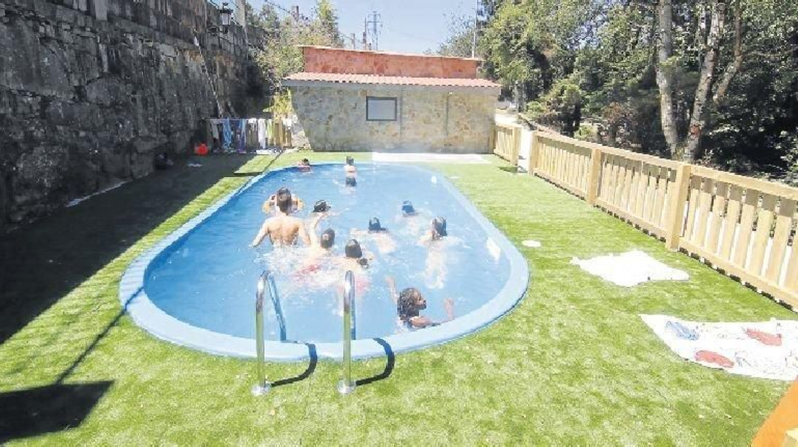 La piscina acoge a diez niños en cada turno.