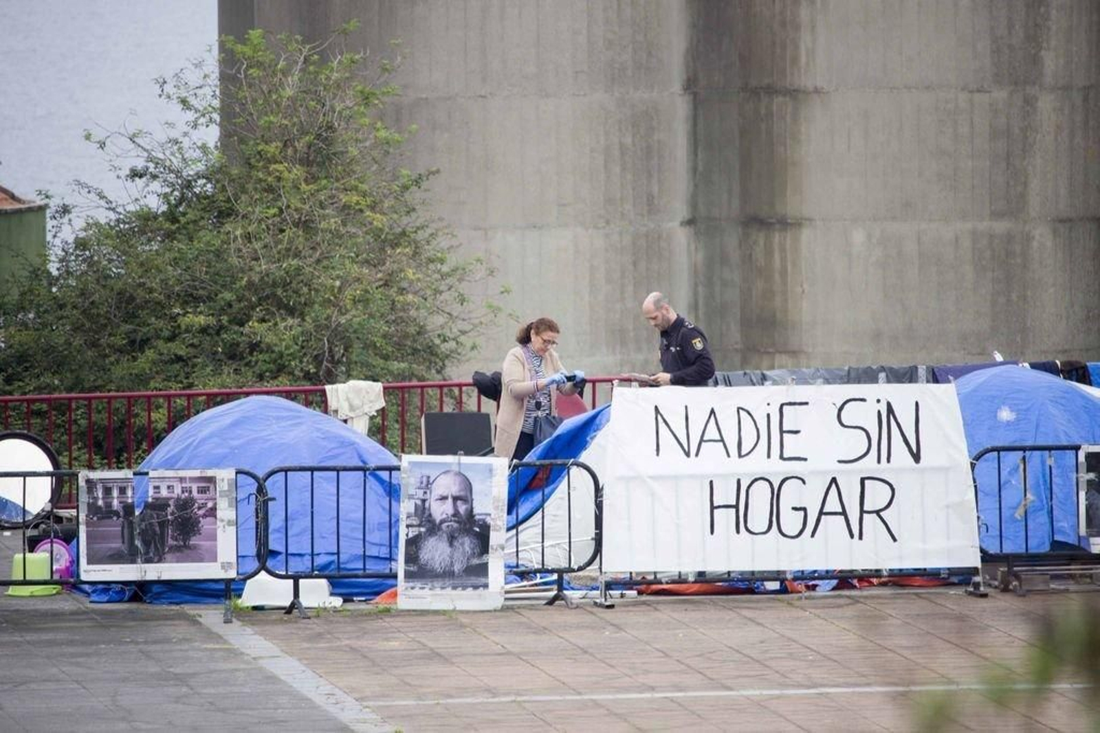 La forense y la Policía examinan la tienda de campaña.
