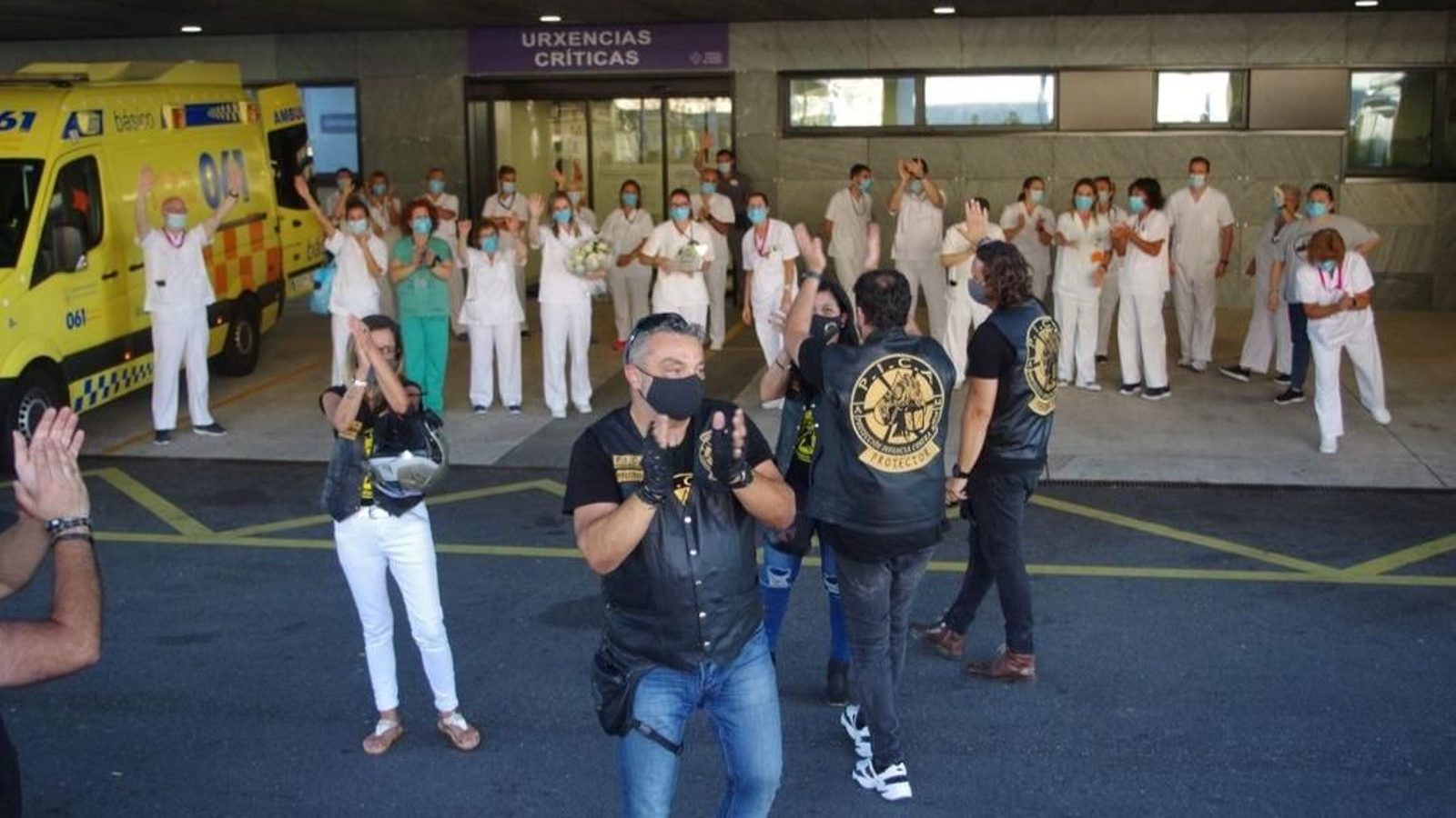 Momento de aplausos y reconocimiento a los sanitarios en el Álvaro Cunqueiro.