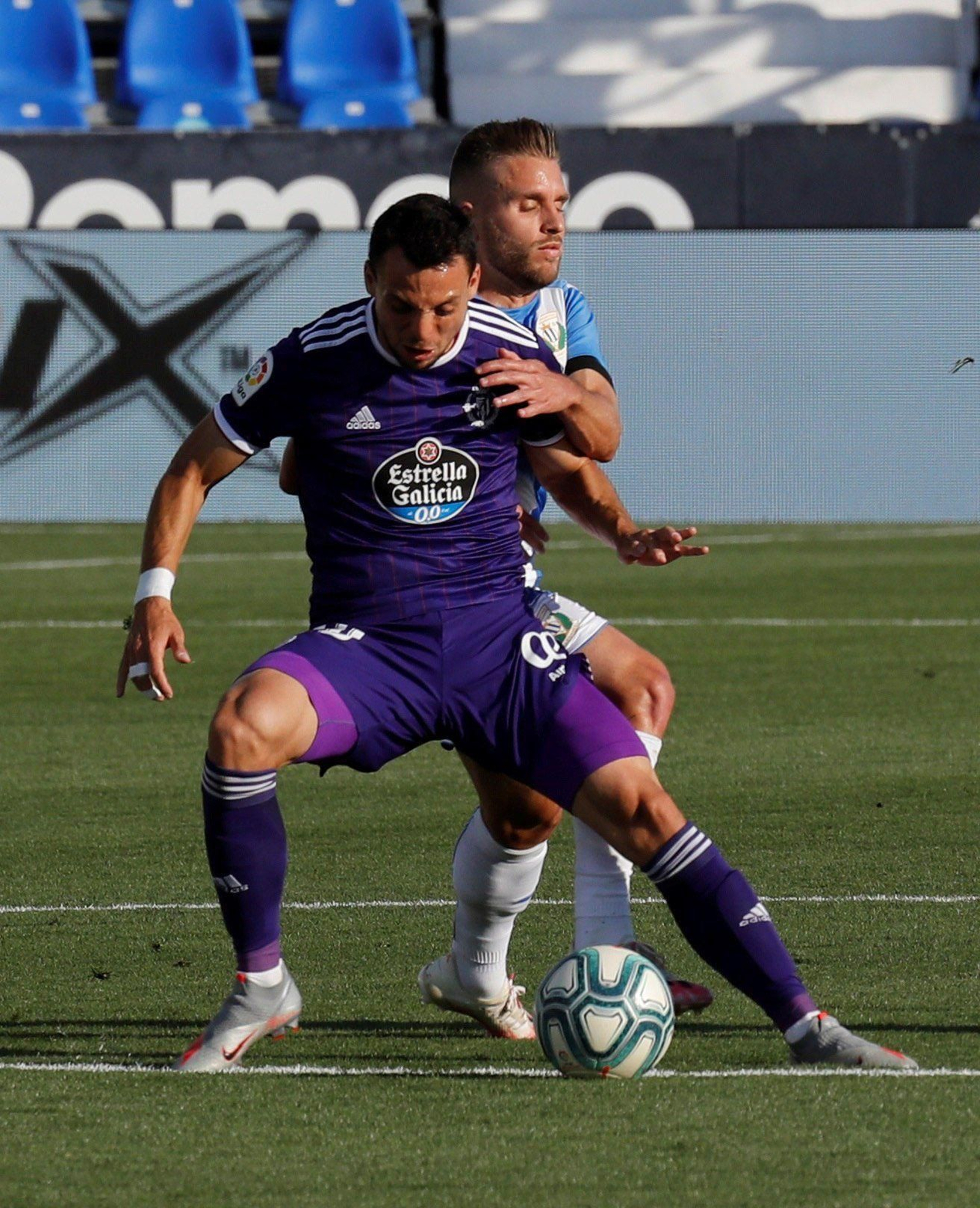 Óscar Plano controla un balón ante Kevin Rodrigues.