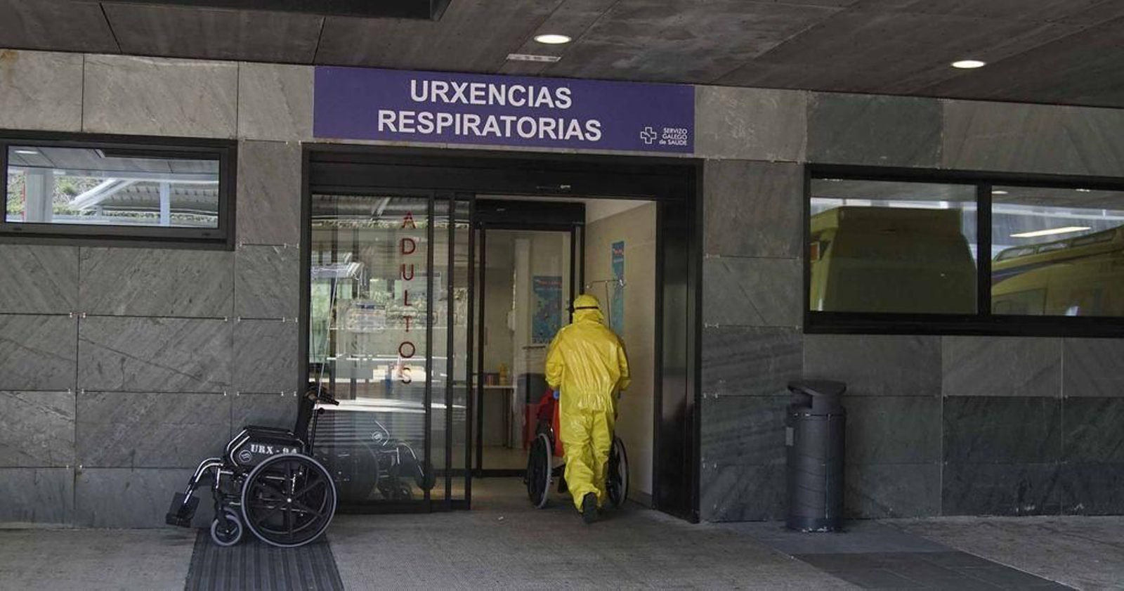 Entrada durante la mañana de ayer de personal de ambulancias en las Urgencias respiratorias instaladas en el Cunqueiro.