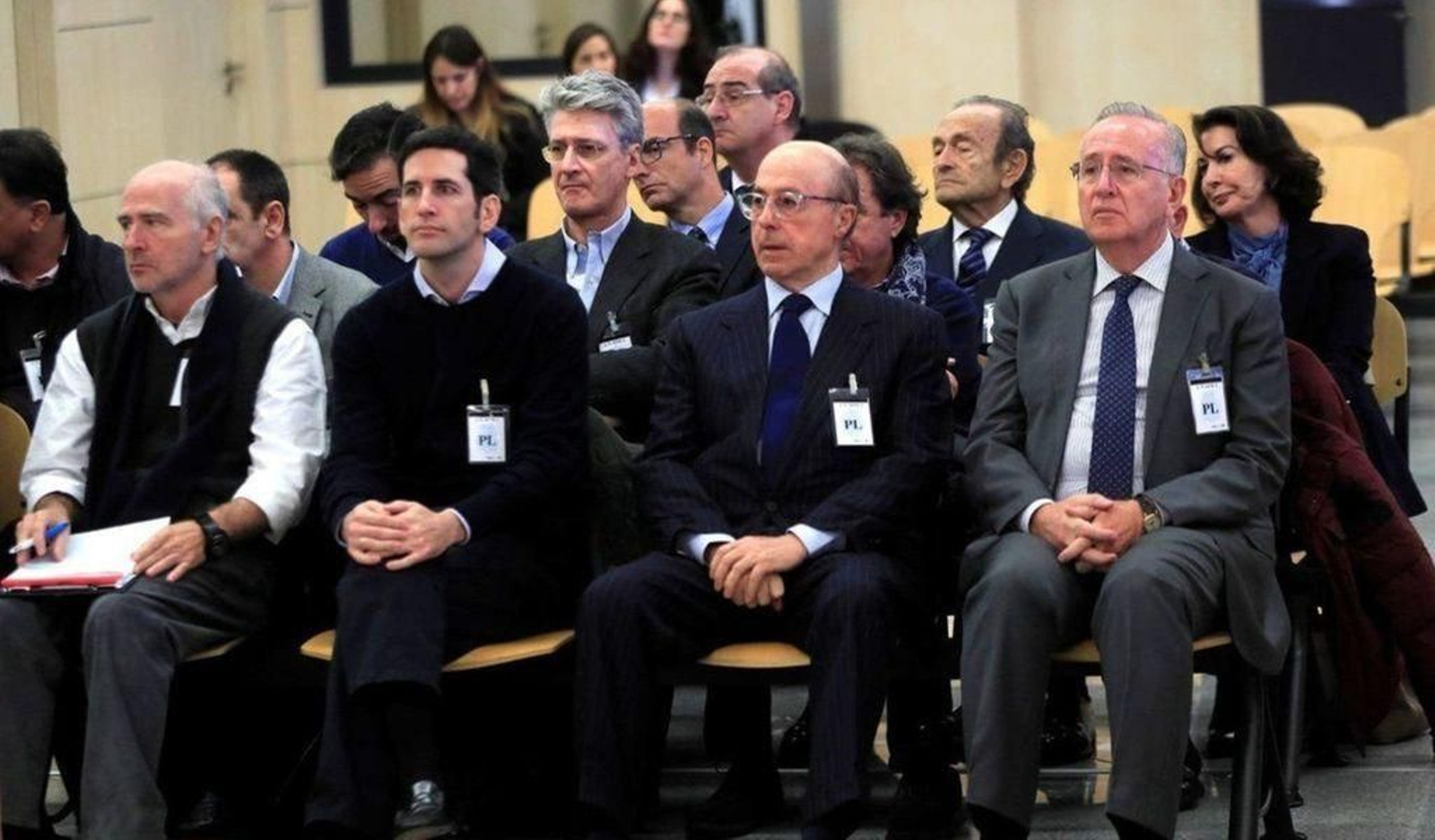 El expresidente de Pescanova, Manuel Fernández de Sousa (dcha.), su hijo Pablo Fernández y el exconsejero delegado Alfonso Paz-Andrade, en la Audiencia Nacional. Detras, Rosario Andrade.