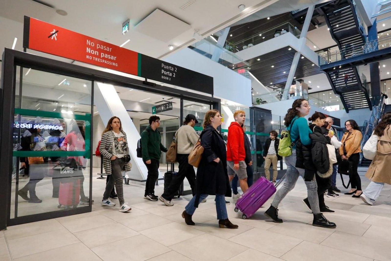 Pasajeros saliendo de un tren en la estación de Vialia en Vigo. // Jorge Santomé