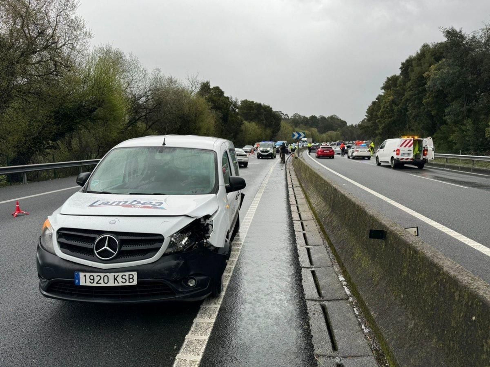 El hielo en la AP-9 tras una fuerte granizada causó un accidente con once vehículos implicados. // Alberte