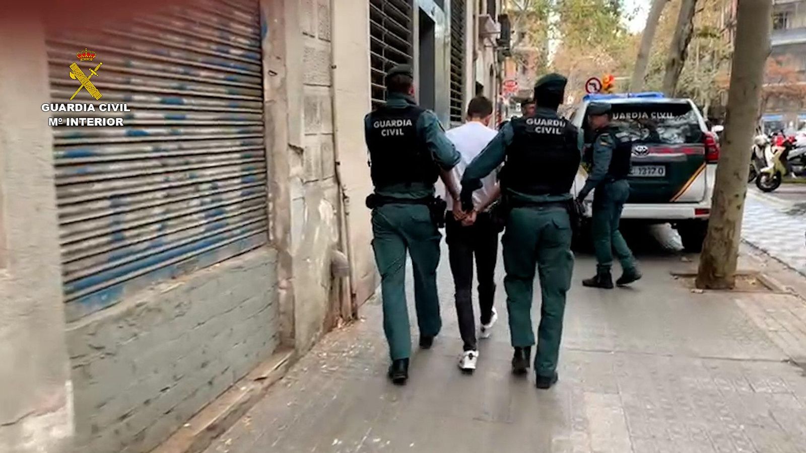 La Guardia Civil detiene a uno de los miembros del grupo criminal.