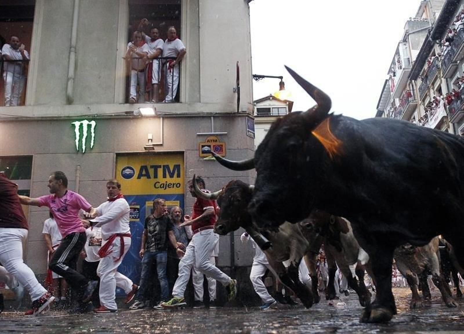 Corredores y toros de la ganadería de José Escolar Gil (Ávila), a su paso por el tramo de Mercaderes