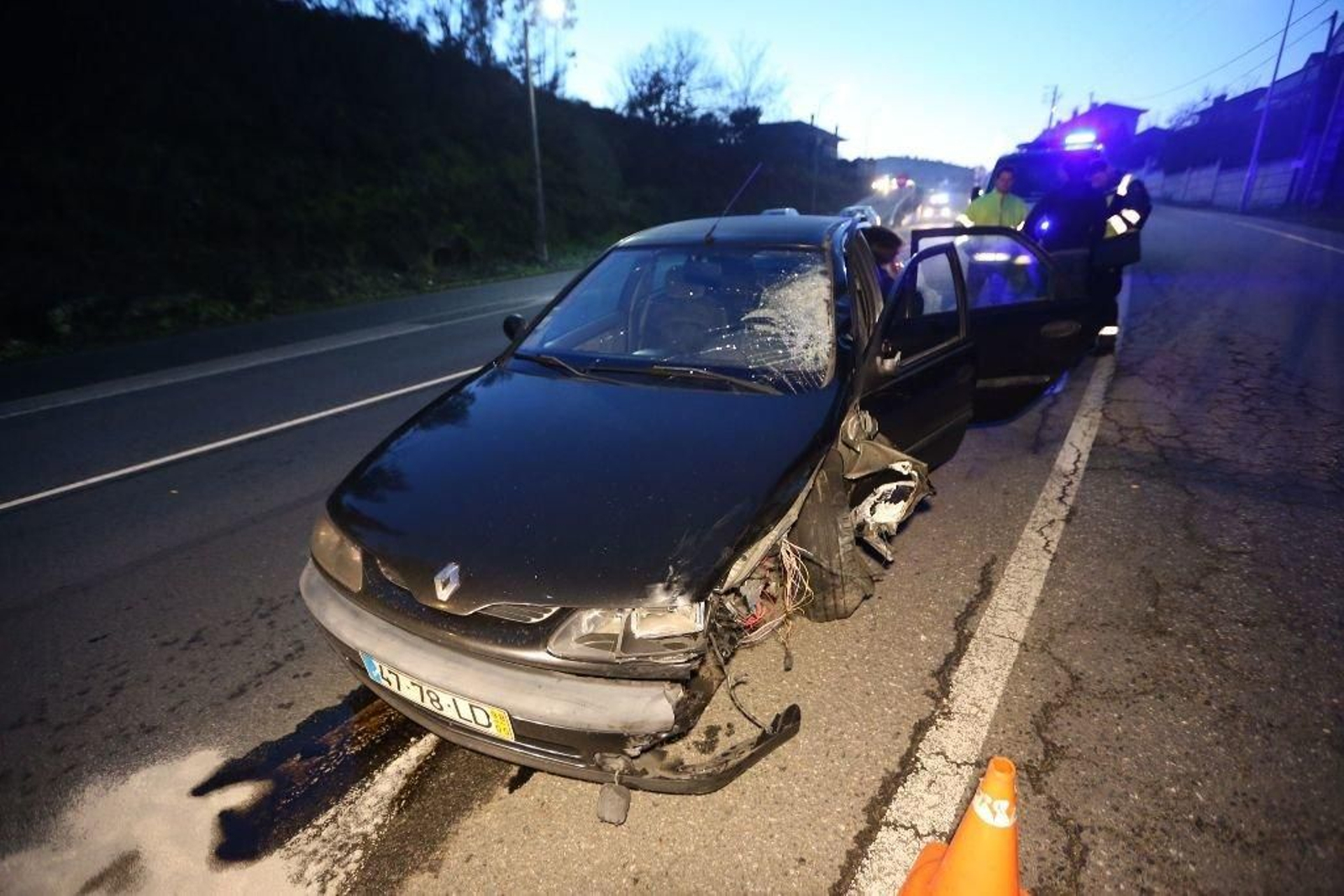Imagen del accidente ocurrido ayer en Salvaterra por una colisión entre un coche y una motocicleta.