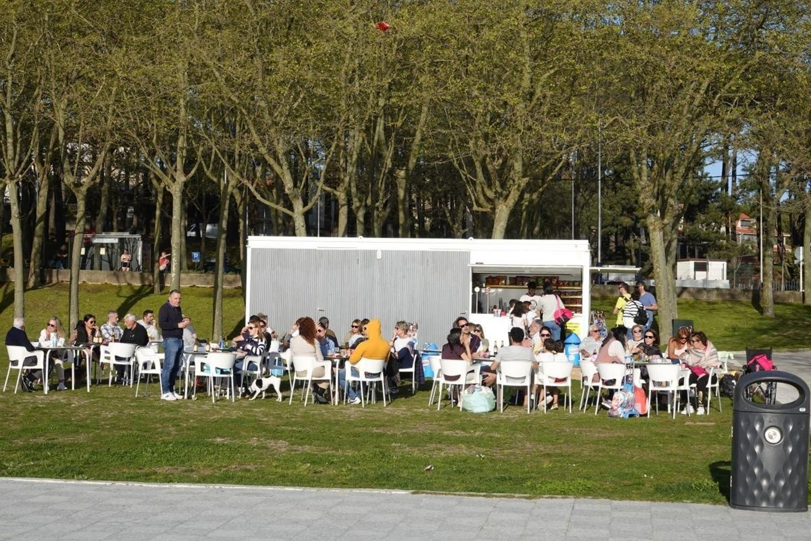 Chiringuito instalado en la zona de Samil la pasada Semana Santa. Estos quiscos cuentan con estructuras desmontables y de estética ibicenca para que no interfieran con el paisaje.