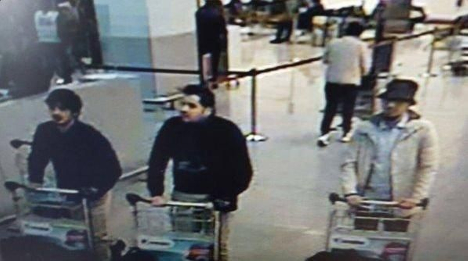 Los tres presuntos autores del atentado en el aeropuerto de Bruselas.