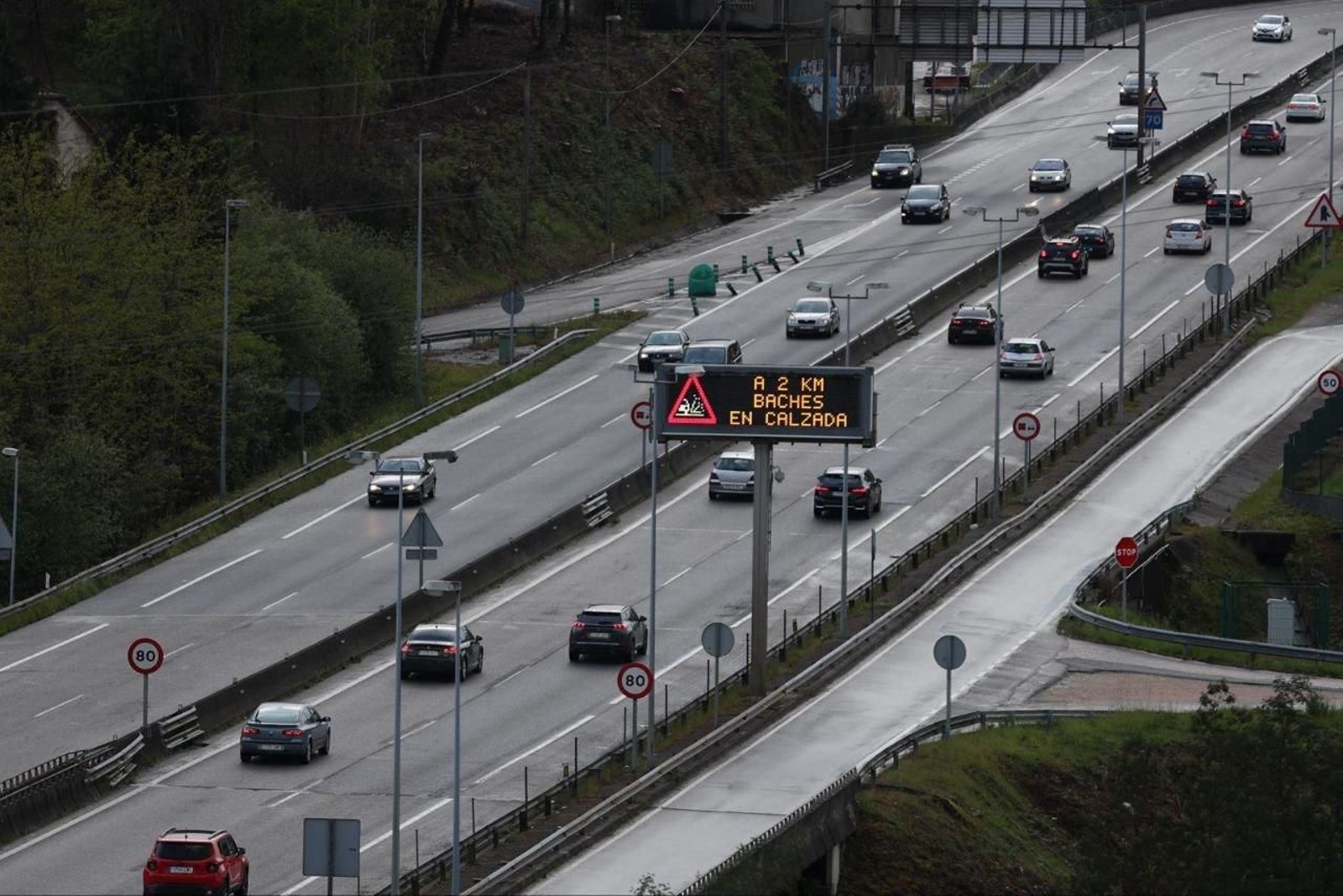 Carteles luminosos que avisan de los baches en la A-55.