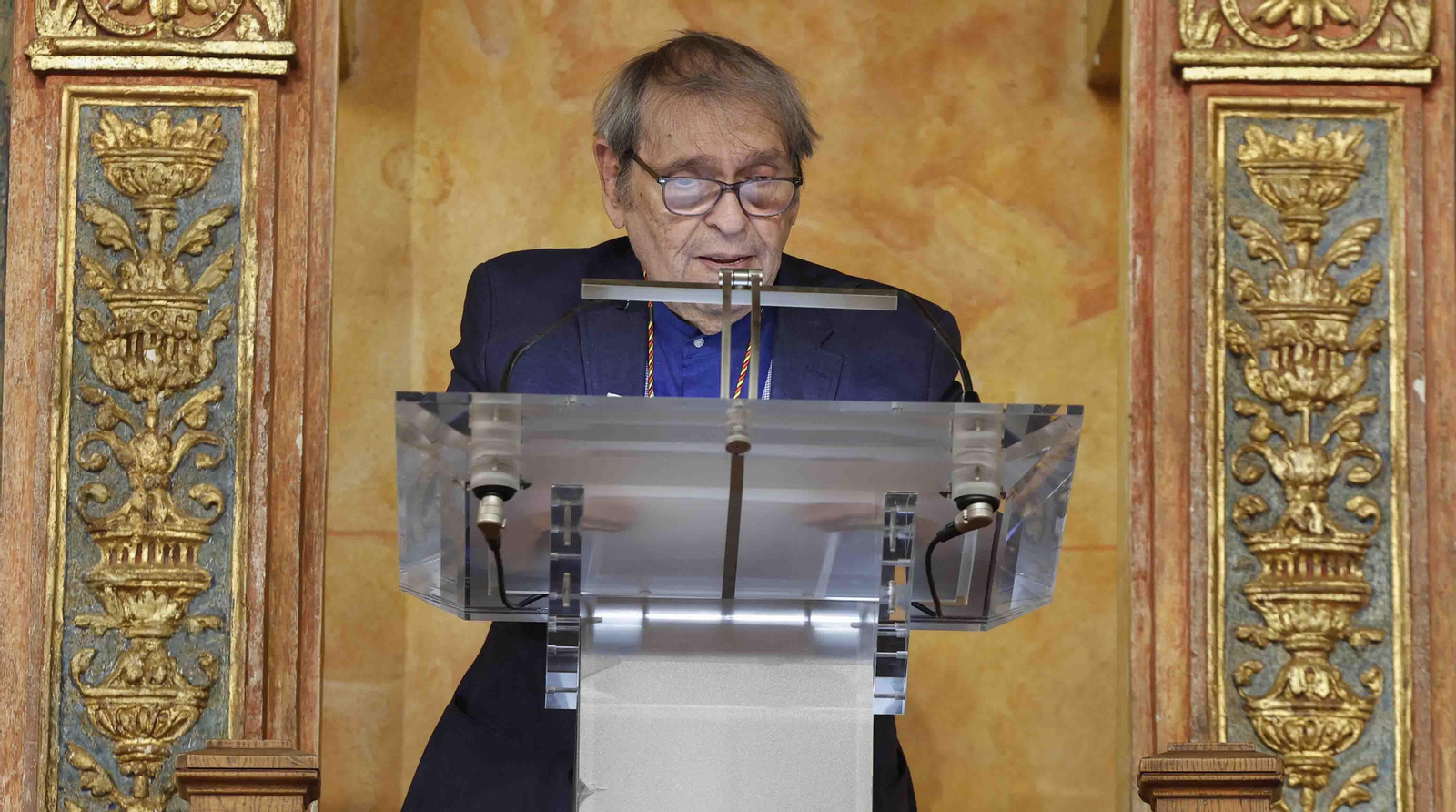 El escritor Rafael Cadenas interviene durante el acto de entrega del Premio Cervantes, en Alcalá de Henares, Madrid, España. EFE/ Ballesteros/Pool