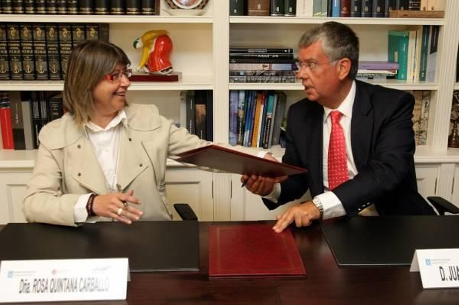 La conselleira do Mar, Rosa Quintana, y el secretario general de los fabricantes de conservas, Juan Vieites, firmaron un protocolo que incluye promociones con restaurantes de prestigio y un recetario.