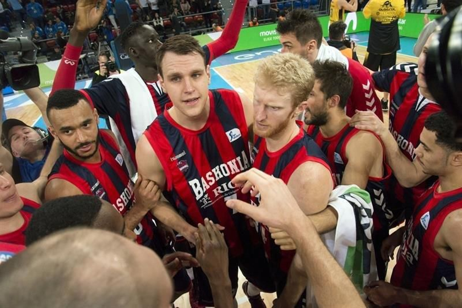Los jugadores del Baskonia tras vencer al Iberostar Tenerife