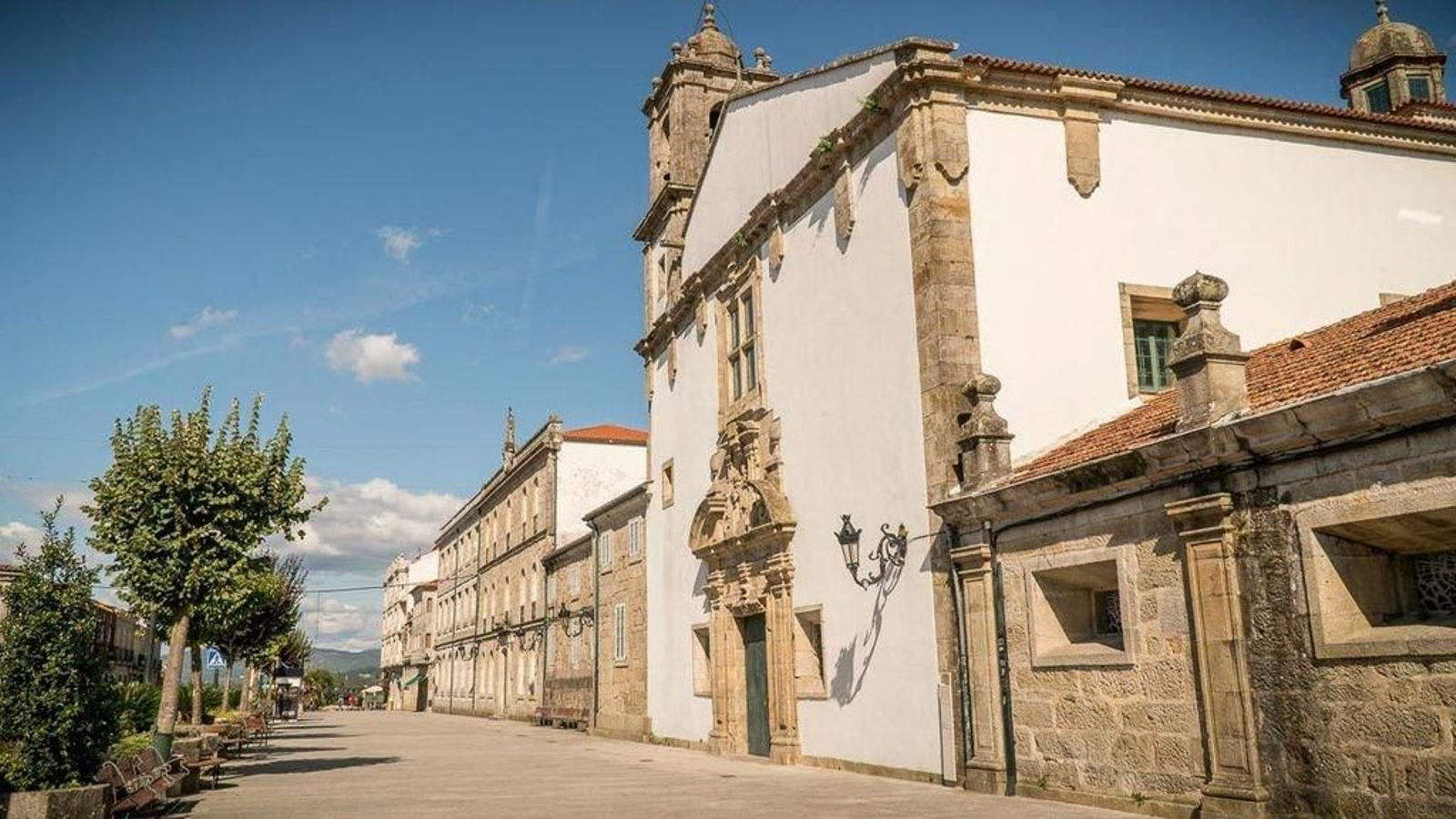 La escultura de Don Ricardo presidirá la Corredoira frente a la iglesia de San Francisco.