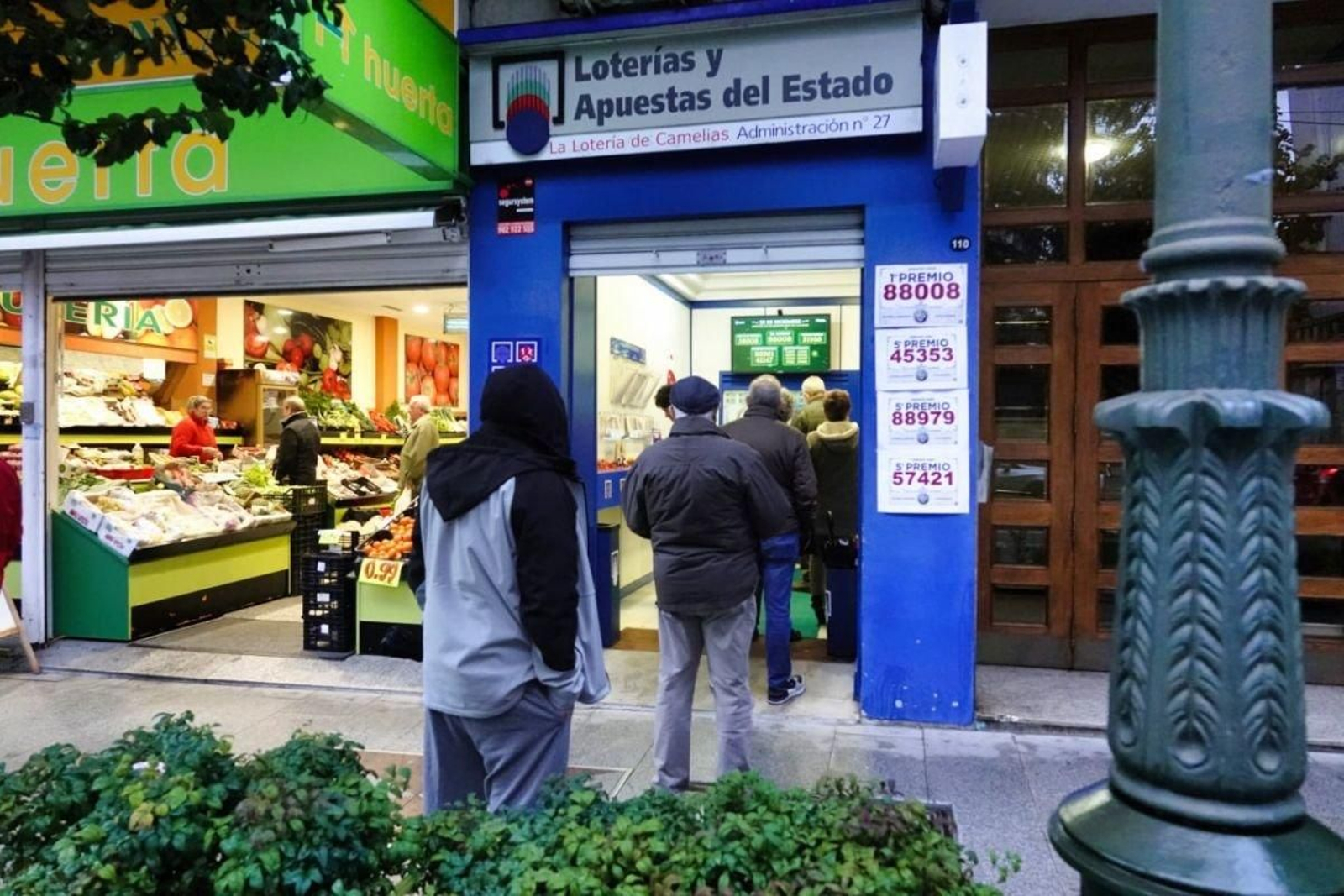 Colas ayer en Camelias para comprar un décimo y participar en el sorteo de El Niño el próximo 6 de enero.