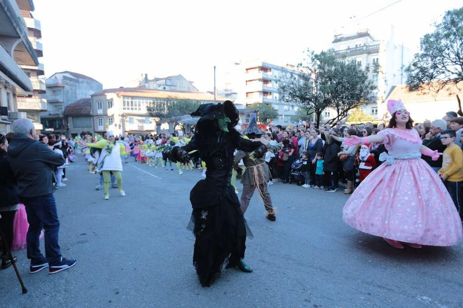Uno de los grupos más llamativos fue el Mundo de Oz, con sus brujas y brujo, que desfilaron con ritmo por las calles de Ponteareas, desembocando en la plaza Mayor. Mucho público durante el trayecto que pudo contemplar el buen trabajo realizado en la confección de los personajes de la película ahora de moda con el film sobre Judy Garland.