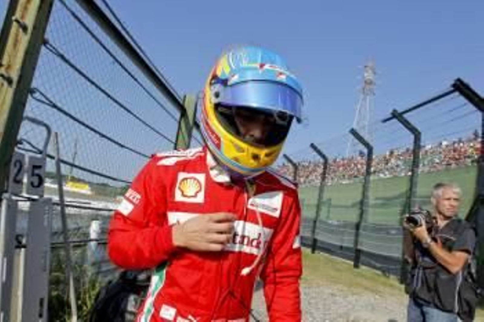 Fenando Alonso abandona la pista tras el accidente que sufrió ayer en Japón. (Foto: DIEGO AZUBEL)