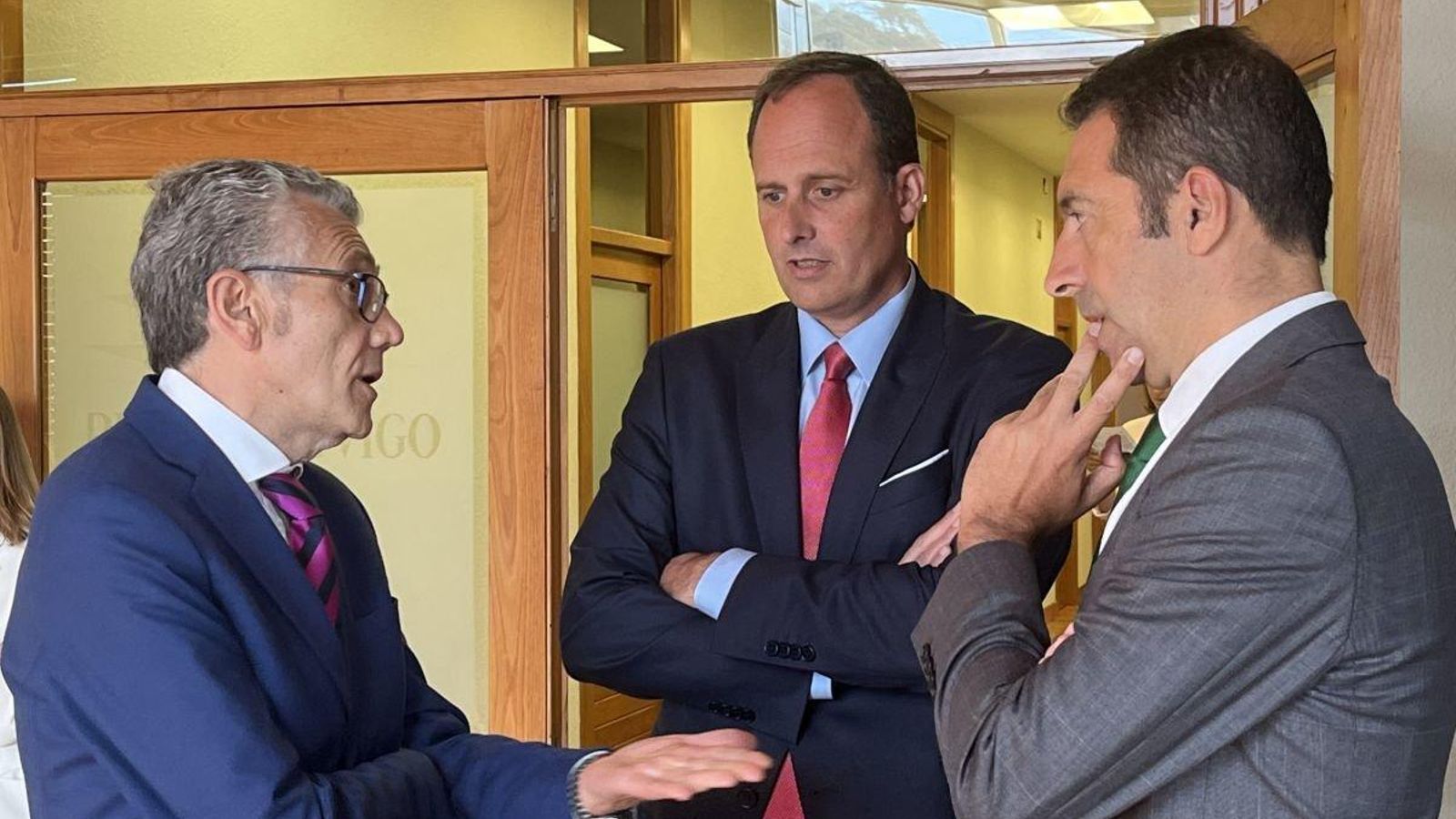 Javier Touza (ARVI), hablando con Carlos Botana (Puerto de Vigo) y el conselleiro de Mar, Alfonso Villares.